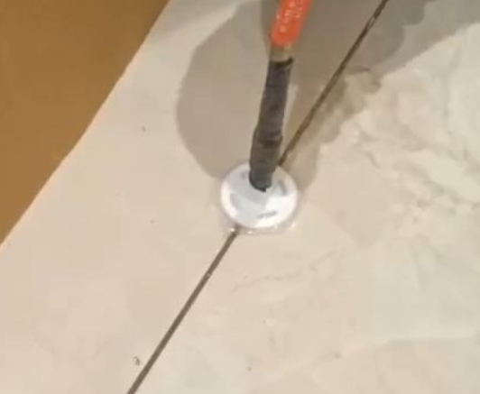 临江瓷砖空鼓维修公司专业解答瓷砖在铺贴过程中，如果没有涂抹均匀到位的粘结材料（如水泥砂浆或瓷砖胶），可能会导致以下问题