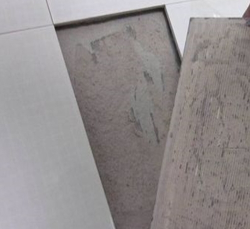 临江瓷砖空鼓维修公司分享瓷砖铺贴时如果打浆（即涂抹在瓷砖背面和基层上的砂浆或瓷砖胶）过少，会带来以下问题